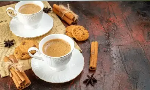 ఆహారం తింటూ టీ, కాఫీలు తాగుతున్నారా.. ప్రమాదంలో పడ్డట్టే..
