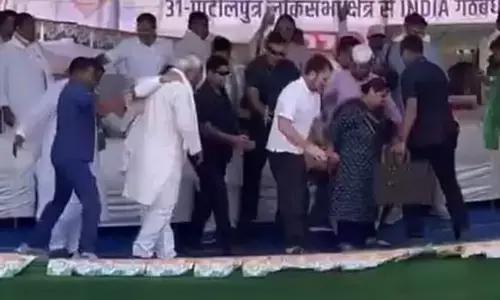 రాహుల్ గాంధీ బహిరంగ సభలో కూలిన స్టేజీ