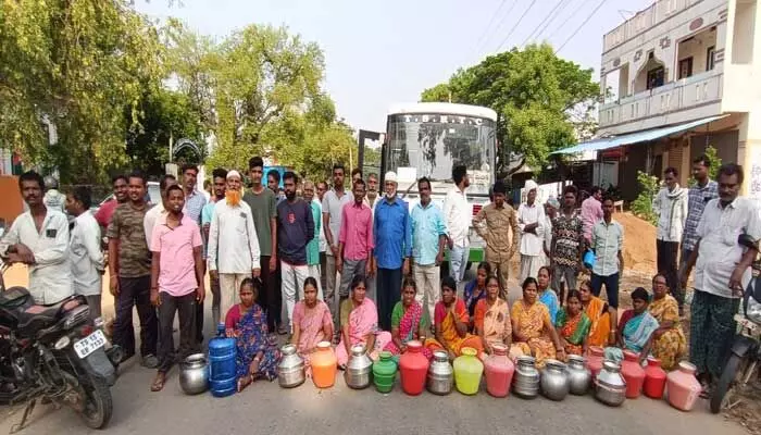 త్రాగునీరు సరఫరా చేయమంటే పంచాయతీ కార్యదర్శి నిర్లక్ష్యపు సమాధానం.. త్రాగునీరు సరఫరా చేయమంటే పంచాయతీ కార్యదర్శి నిర్లక్ష్యపు సమాధానం..