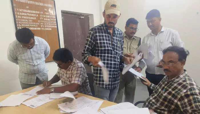 ఏసీబీ పంజా.. తెలంగాణ వ్యాప్తంగా విస్తృతంగా దాడులు ఏసీబీ పంజా.. తెలంగాణ వ్యాప్తంగా విస్తృతంగా దాడులు
