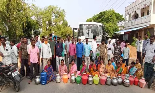 త్రాగునీరు సరఫరా చేయమంటే పంచాయతీ కార్యదర్శి నిర్లక్ష్యపు సమాధానం..