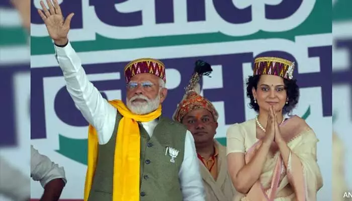 గులాబీ పువ్వుతో దర్శన మిచ్చిన కంగనా రనౌత్.. స్టేజ్ మీదే ఆమెకు షాక్ ఇచ్చిన ప్రధాని మోదీ! గులాబీ పువ్వుతో దర్శన మిచ్చిన కంగనా రనౌత్.. స్టేజ్ మీదే ఆమెకు షాక్ ఇచ్చిన ప్రధాని మోదీ!