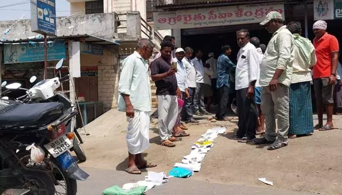 పచ్చిరొట్ట విత్తనాలు కోసం రైతులకు తిప్పలు.. అధికారుల తీరుపై అసహనం పచ్చిరొట్ట విత్తనాలు కోసం రైతులకు తిప్పలు.. అధికారుల తీరుపై అసహనం