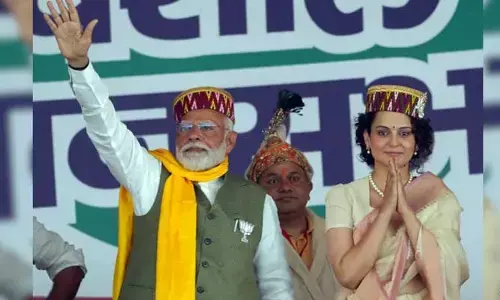గులాబీ పువ్వుతో దర్శన మిచ్చిన కంగనా రనౌత్.. స్టేజ్ మీదే ఆమెకు షాక్ ఇచ్చిన ప్రధాని మోదీ!