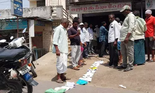 పచ్చిరొట్ట విత్తనాలు కోసం రైతులకు తిప్పలు.. అధికారుల తీరుపై అసహనం