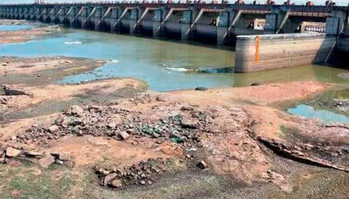 Reservoirs are Depleting: సాగునీరు దేవుడెరుగు.. తాగునీటికీ కటకటే.. Reservoirs are Depleting: సాగునీరు దేవుడెరుగు.. తాగునీటికీ కటకటే..