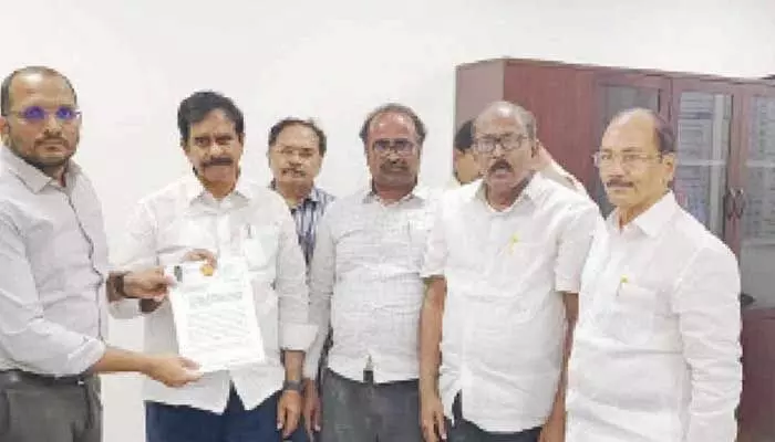 AP Politics: సజ్జలకు బిగుసుకుంటున్న ఉచ్చు.. ఈసీకి మరో కంప్లైంట్ AP Politics: సజ్జలకు బిగుసుకుంటున్న ఉచ్చు.. ఈసీకి మరో కంప్లైంట్