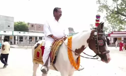 గుర్రంపై వచ్చి ఓటు హక్కు వినియోగించుకున్న ఓటర్!