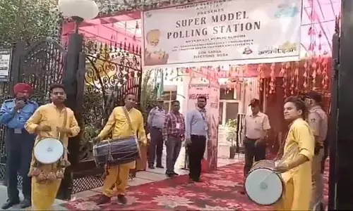 పోలింగ్ కేంద్రమా? కళ్యాణ మండపమా?..  ఆశ్చర్యపోతున్న ఓటర్లు