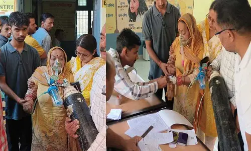 ఈ స్పిరిట్ మీలో ఉందా? ఆక్సిజన్ మాస్క్‌తో వచ్చి ఓటు వేసిన బామ్మ!
