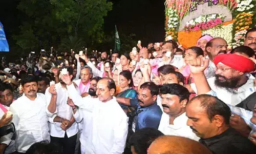 అమరవీరుల స్తూపం వద్దకు KCR.. దద్దరిల్లిన గన్ పార్క్ పరిసరాలు..!