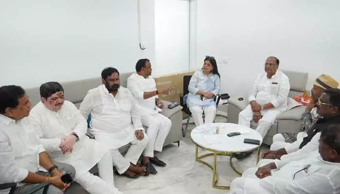 రాష్ట్ర ఆవిర్భావ దినోత్సవం వేళ రేర్ సీన్.. ఆత్మీయంగా కలిసిన 2009 కాంగ్రెస్ ఎంపీలు రాష్ట్ర ఆవిర్భావ దినోత్సవం వేళ రేర్ సీన్.. ఆత్మీయంగా కలిసిన 2009 కాంగ్రెస్ ఎంపీలు