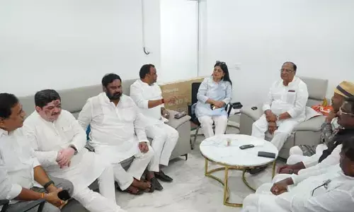 రాష్ట్ర ఆవిర్భావ దినోత్సవం వేళ రేర్ సీన్.. ఆత్మీయంగా కలిసిన 2009 కాంగ్రెస్ ఎంపీలు