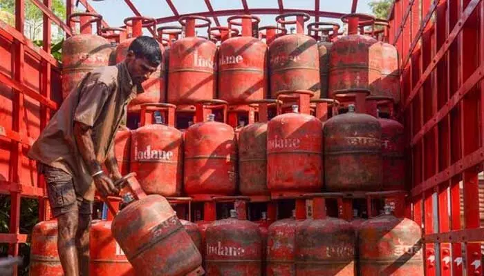 LPG Gas Price(June 16): తెలుగు రాష్ట్రాల్లో గ్యాస్ సిలిండర్ ధరలు LPG Gas Price(June 16): తెలుగు రాష్ట్రాల్లో గ్యాస్ సిలిండర్ ధరలు