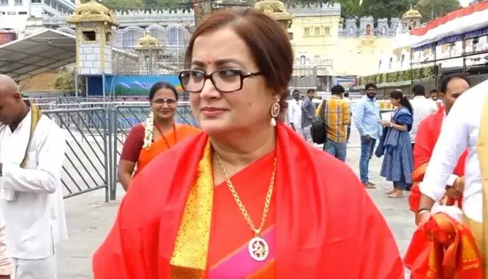 Tirumala: శ్రీవారి సన్నిథిలో నటి సుమలత.. ఎన్నికల ఫలితాలపై ఆసక్తికర వ్యాఖ్యలు Tirumala: శ్రీవారి సన్నిథిలో నటి సుమలత.. ఎన్నికల ఫలితాలపై ఆసక్తికర వ్యాఖ్యలు