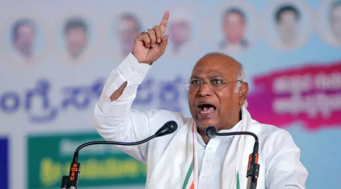 భయపడకండి.. ఓట్ల లెక్కింపునకు ముందు బ్యూరోక్రాట్లకు ఖర్గే సూచన భయపడకండి.. ఓట్ల లెక్కింపునకు ముందు బ్యూరోక్రాట్లకు ఖర్గే సూచన