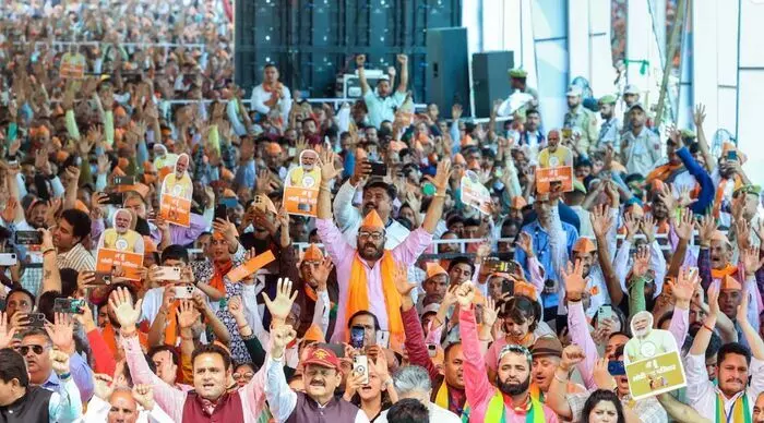 ఢిల్లీలో కాషాయ పార్టీ జోరు.. బీజేపీ 5, ఇండియా కూటమి 2 స్థానాల్లో ముందంజ ఢిల్లీలో కాషాయ పార్టీ జోరు.. బీజేపీ 5, ఇండియా కూటమి 2 స్థానాల్లో ముందంజ