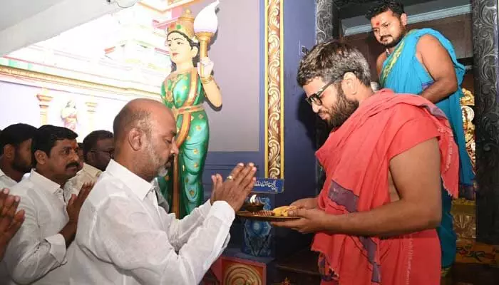 కరీంనగర్ పార్లమెంట్ స్థానం మోడీకి బహుమతిగా అందాలి.. బండి సంజయ్ ప్రత్యేక పూజలు కరీంనగర్ పార్లమెంట్ స్థానం మోడీకి బహుమతిగా అందాలి.. బండి సంజయ్ ప్రత్యేక పూజలు