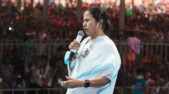 బెంగాల్ లో టీఎంసీ, బీజేపీ మధ్య హోరాహోరీ పోరు బెంగాల్ లో టీఎంసీ, బీజేపీ మధ్య హోరాహోరీ పోరు