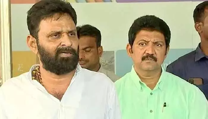 BIG SHOCK: కౌంటింగ్ కేంద్రం నుంచి వెళ్లిపోయిన కొడాలి నాని, వల్లభనేని BIG SHOCK: కౌంటింగ్ కేంద్రం నుంచి వెళ్లిపోయిన కొడాలి నాని, వల్లభనేని