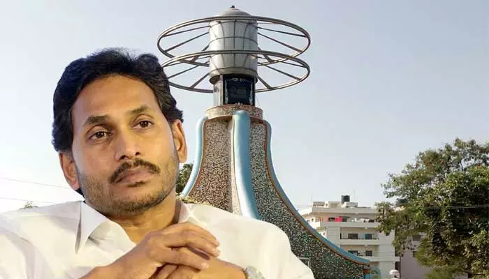 AP Politics: కడపలో వైఎస్సార్ పేరు మాయం.. జగన్ రియాక్షన్ ఏంటి..? AP Politics: కడపలో వైఎస్సార్ పేరు మాయం.. జగన్ రియాక్షన్ ఏంటి..?