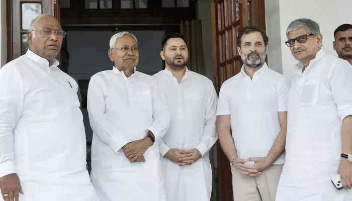 ఇండియా కూటమి నేతలను కలిసిన నితిష్ కుమార్.. వైరల్ అవుతున్న ఫోటోలు ఇండియా కూటమి నేతలను కలిసిన నితిష్ కుమార్.. వైరల్ అవుతున్న ఫోటోలు