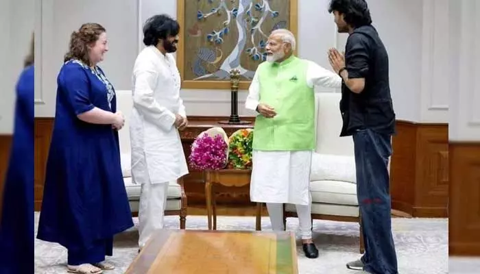 కొడుకును మోడీకి పరిచయం చేసిన పవన్ కళ్యాణ్.. ఫ్యూచర్లో ఇంకో సింహం ఉందంటూ! కొడుకును మోడీకి పరిచయం చేసిన పవన్ కళ్యాణ్.. ఫ్యూచర్లో ఇంకో సింహం ఉందంటూ!