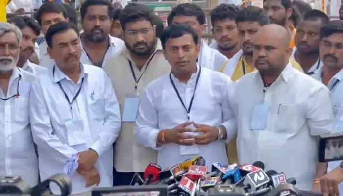 BREAKING: ఎమ్మెల్సీ ఉప ఎన్నిక కౌంటింగ్లో ట్విస్ట్.. ఓట్ల లెక్కింపును బాయ్కాట్ చేసిన బీఆర్ఎస్ BREAKING: ఎమ్మెల్సీ ఉప ఎన్నిక కౌంటింగ్లో ట్విస్ట్.. ఓట్ల లెక్కింపును బాయ్కాట్ చేసిన బీఆర్ఎస్