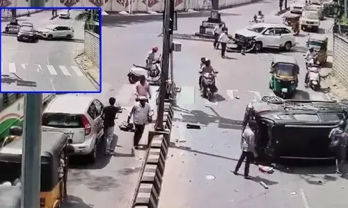 పల్టీలు కొట్టిన కారు.. డ్రైవర్ సేఫ్! ఒక్క నిమిషం ఆగితే కొంపలేం మునిగిపోవు: సజ్జనార్ ఫైర్