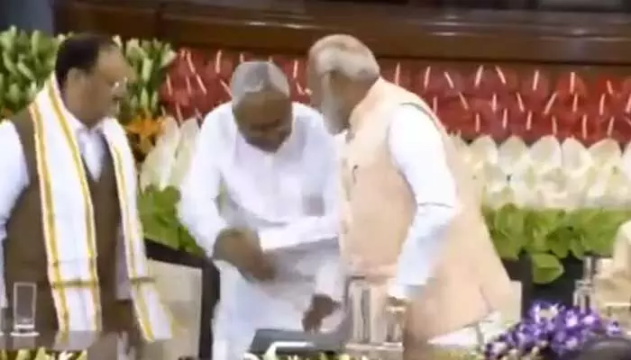 NDA భేటీలో ఆసక్తికర పరిణామం.. ప్రధాని కాళ్లు మొక్కేందుకు ట్రై చేసిన నితీష్ కుమార్ NDA భేటీలో ఆసక్తికర పరిణామం.. ప్రధాని కాళ్లు మొక్కేందుకు ట్రై చేసిన నితీష్ కుమార్
