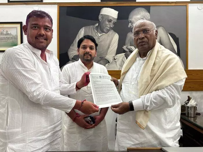లోక్ సభలో వందకు చేరిన కాంగ్రెస్ ఎంపీల బలం లోక్ సభలో వందకు చేరిన కాంగ్రెస్ ఎంపీల బలం
