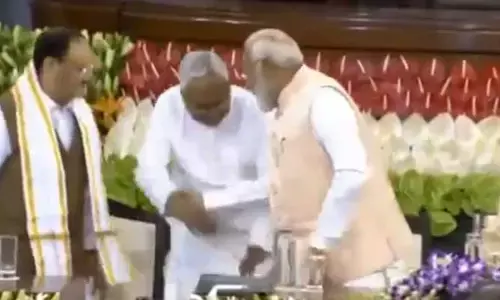 NDA భేటీలో ఆసక్తికర పరిణామం.. ప్రధాని కాళ్లు మొక్కేందుకు ట్రై చేసిన నితీష్ కుమార్