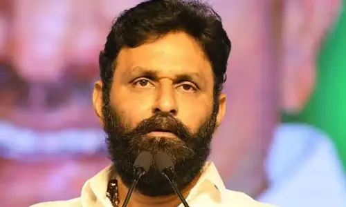 మాజీ మంత్రి కొడాలి నాని ఇంటిపై కోడి గుడ్ల వర్షం