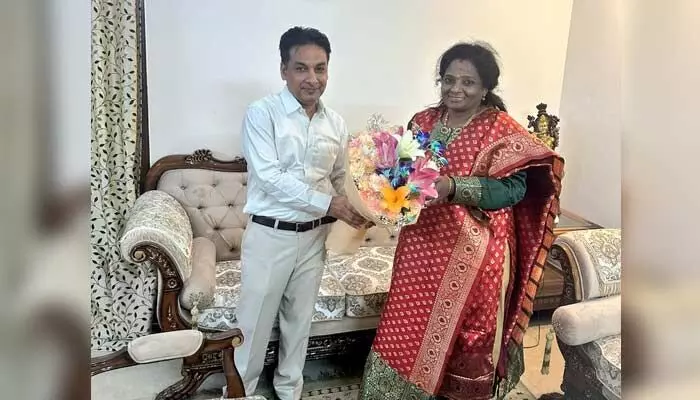 తెలంగాణ భవన్లో మాజీ గవర్నర్ తమిళసై.. స్వాగతం పలికిన అధికారి తెలంగాణ భవన్లో మాజీ గవర్నర్ తమిళసై.. స్వాగతం పలికిన అధికారి