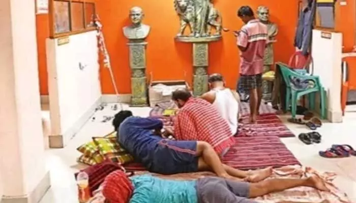 దాడులకు భయపడి పార్టీ ఆఫీసుల్లో తలదాచుకుంటున్న బీజేపీ శ్రేణులు! దాడులకు భయపడి పార్టీ ఆఫీసుల్లో తలదాచుకుంటున్న బీజేపీ శ్రేణులు!