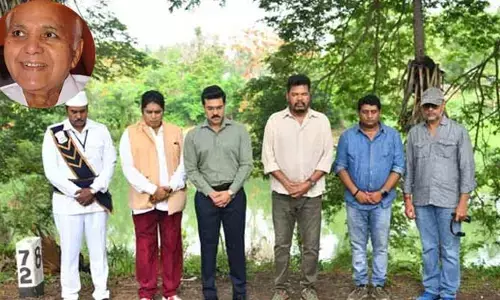 గేమ్ ఛేంజర్ షూటింగ్ స్పాట్‌‌లో రామోజీరావుకు నివాళులర్పించిన రామ్ చరణ్!