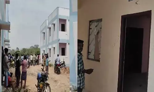 ఓపిక నశిస్తే ఇంతే..  తాళాలు పగులగొట్టి డబుల్ బెడ్ రూం ఇళ్లు స్వాధీనం