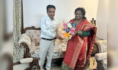 తెలంగాణ భవన్‌లో మాజీ గవర్నర్ తమిళసై.. స్వాగతం పలికిన అధికారి