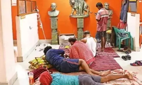 దాడులకు భయపడి పార్టీ ఆఫీసుల్లో తలదాచుకుంటున్న బీజేపీ శ్రేణులు!