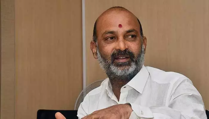 బండి ఇన్ యాక్షన్.. మెదక్ అల్లర్ల ఘటనపై కేంద్ర మంత్రి ఆరా బండి ఇన్ యాక్షన్.. మెదక్ అల్లర్ల ఘటనపై కేంద్ర మంత్రి ఆరా