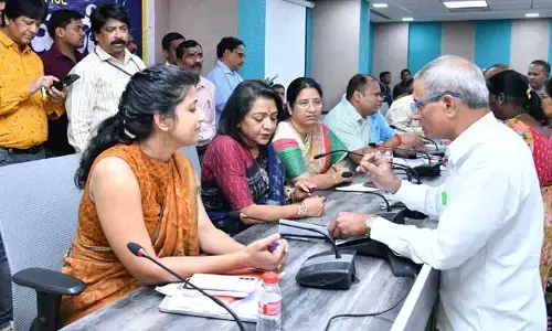జీహెచ్ఎంసీలో ప్రజావాణి ప్రారంభం.. ప్రజల సమస్యలు వింటున్న ఇంచార్జి కమిషనర్ ఆమ్రపాలి..