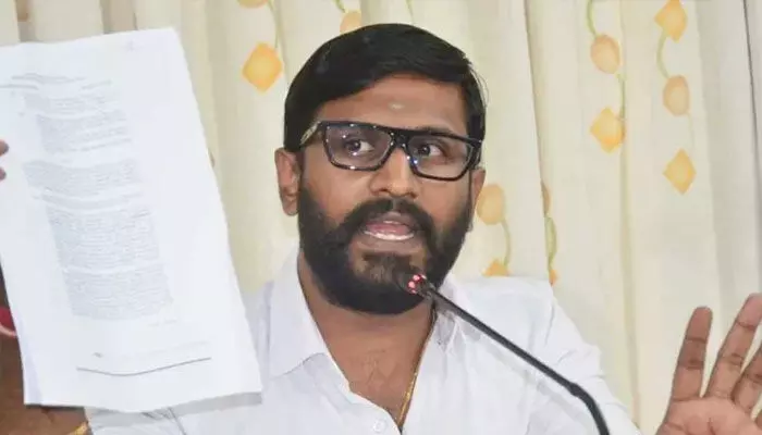 నిరుద్యోగులు బీఆర్ఎస్ ట్రాప్లో పడొద్దు.. గ్రూప్-1పై ఎమ్మెల్సీ బల్మూరి వెంకట్ కీలక వ్యాఖ్యలు నిరుద్యోగులు బీఆర్ఎస్ ట్రాప్లో పడొద్దు.. గ్రూప్-1పై ఎమ్మెల్సీ బల్మూరి వెంకట్ కీలక వ్యాఖ్యలు