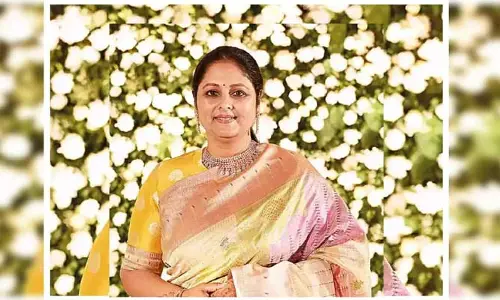 లుంగీలు ప్రమోట్ చేస్తున్న సీనియర్ హీరోయిన్.. అస్సలు ఎక్స్‌పెక్ట్ చేయని విధంగా కట్టుకుని మరీ ఫొటోలకు పోజులు.. ఆడ, మగ తేడా లేకుండా..