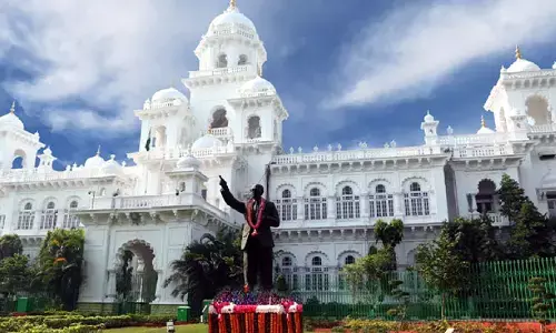 TG Assembly: అసెంబ్లీ వద్ద ఉద్రికత్త.. ఒక్కసారిగా దూసుకొచ్చిన ఉద్యోగులు