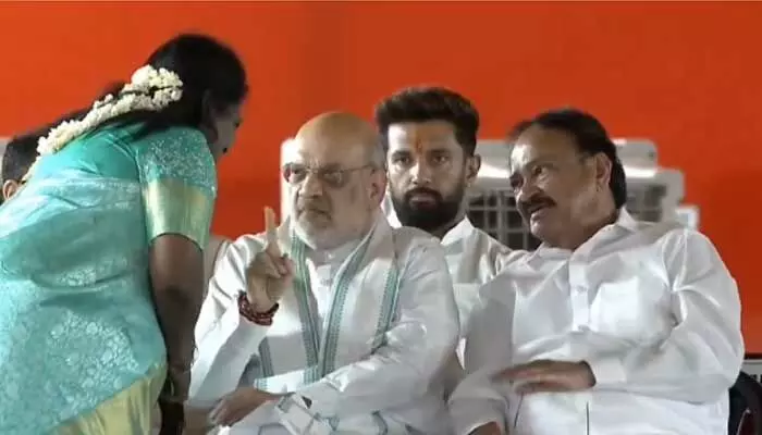 తమిళిసైని మందలించిన అమిత్ షా!.. స్టేజీపైనే వార్నింగ్? తమిళిసైని మందలించిన అమిత్ షా!.. స్టేజీపైనే వార్నింగ్?