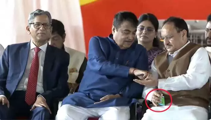 ఆరోగ్యం పంచుతున్న కేంద్ర ఆరోగ్య శాఖ మంత్రి! ఆరోగ్యం పంచుతున్న కేంద్ర ఆరోగ్య శాఖ మంత్రి!