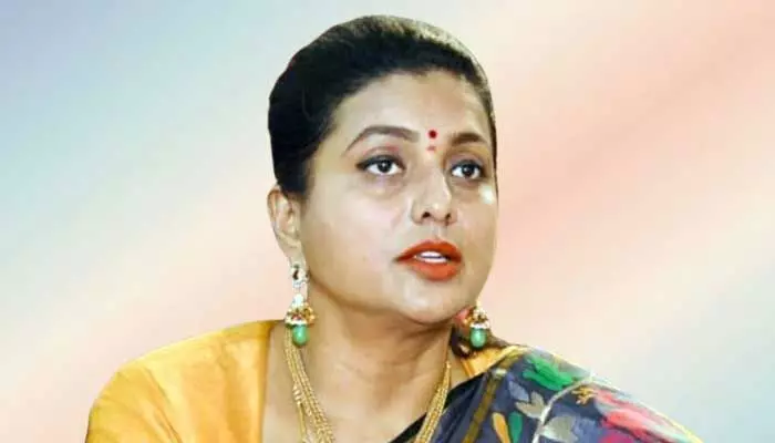 AP Politics: ఫ్యాన్ గాలికి రేకులు రాలిన రోజా.. కమలంతో వికసించేనా..? AP Politics: ఫ్యాన్ గాలికి రేకులు రాలిన రోజా.. కమలంతో వికసించేనా..?