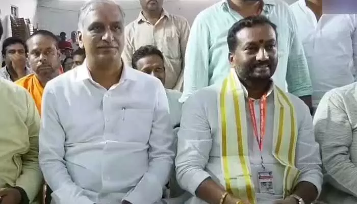 సిద్దిపేటలో ఆసక్తికర పరిణామం!.. ఓకే వేదికను పంచుకున్నరాజకీయ ప్రత్యర్ధులు సిద్దిపేటలో ఆసక్తికర పరిణామం!.. ఓకే వేదికను పంచుకున్నరాజకీయ ప్రత్యర్ధులు