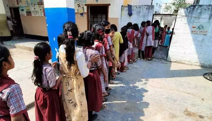 బంగారు తల్లులకు బాత్ రూమ్లు కట్టరా? బంగారు తల్లులకు బాత్ రూమ్లు కట్టరా?