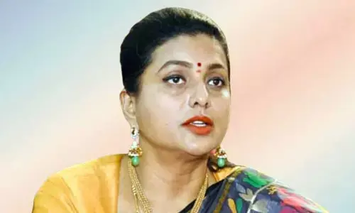 AP Politics: ఫ్యాన్ గాలికి రేకులు రాలిన రోజా.. కమలంతో వికసించేనా..?
